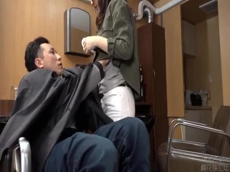 市川潤/おっぱい押し付け美容師さんがイケメン客を狙い撃ち♡仕事中にフェラ&エッチ！