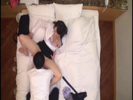 人妻の上司と独身の部下がホテルでハメまくり