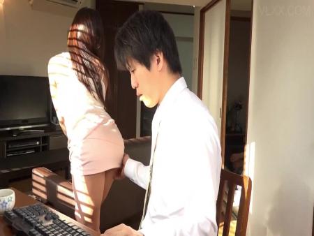 上司の奥さんがタオルはだけて全裸露出！フル勃起したチンポを・