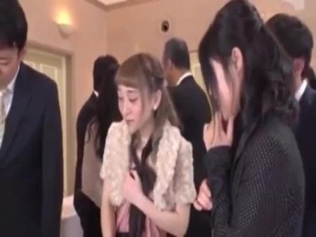 結婚式場の全員が好き勝手にヤリまくる中出し乱交