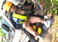 工場で働く可愛すぎる女交通誘導員を人目のない路地に誘い出して中出しレ●プ！ iQoo