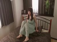 フロントホック全開で美巨乳丸出し！夫の部下を誘惑しハメまくるヤリマン美人妻