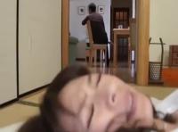 親父の目を盗んで義母と生中出し交尾！奥まで突かれ淫らにイキ悶える美人母