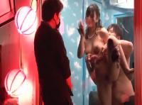 大勢に見られている状態でハメられる女子大生【フェラ】