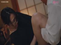 清楚なOLの生セックス、美乳が肉棒に吸い付く激しい悶絶