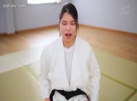 完璧なテクで魅了する美女がベッドの上で濃厚なフェラと騎乗位を楽しみながら乱交SEXを展開