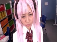 金髪美乳コスプレイヤーの手コキで理性崩壊した激しいSEX