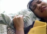 素人美女を自宅に招き、激しい手コキとフェラで理性を崩壊させる快楽の瞬間
